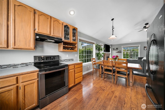 114 Creekside Pl, Cashmere, WA 98815 - kitchen with stainless steel electric stove, freestanding refrigerator, under cabinet range hood, lofted ceiling, and light countertops