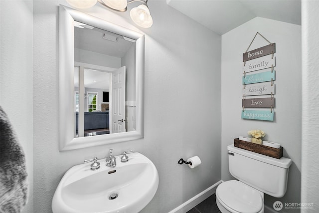 114 Creekside Pl, Cashmere, WA 98815 - half bathroom featuring a sink, toilet, and baseboards