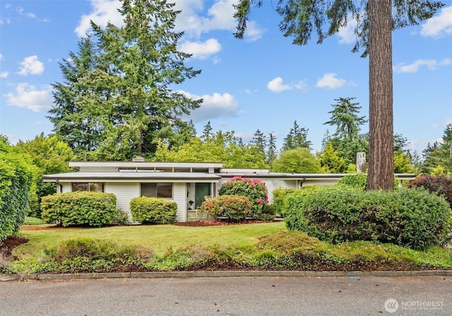 6217 Hillcrest Dr SW, Lakewood, WA 98499 - mid-century inspired home with a front lawn