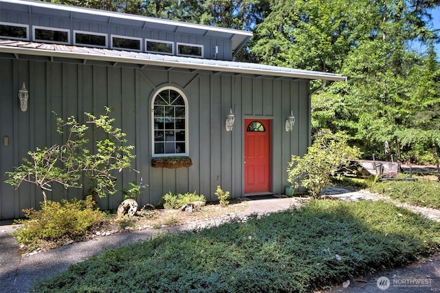80 E Tamarack Ln, Shelton, WA 98584 - entrance to property featuring board and batten siding