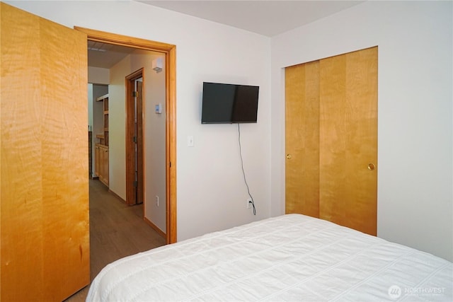 2820 V Ct SE, Auburn, WA 98002 - bedroom with wood finished floors and a closet