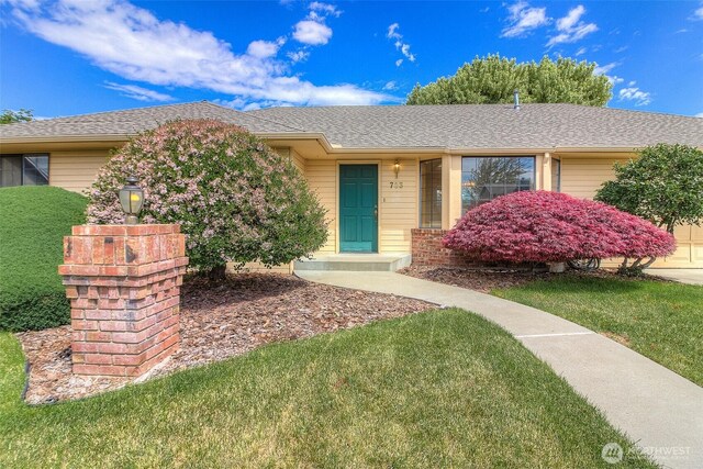 703 Tanarae Pl, Yakima, WA 98908 - single story home with a front yard and a shingled roof