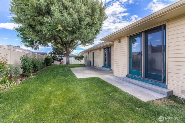703 Tanarae Pl, Yakima, WA 98908 - fenced backyard with a patio area and entry steps