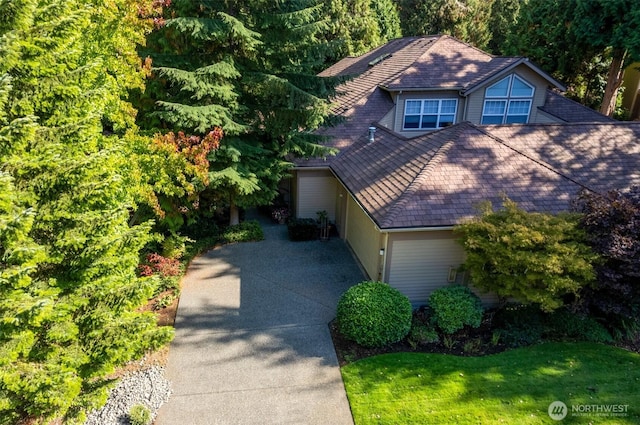 9042 Gleneagle Dr, Blaine, WA 98230 - view of front facade featuring driveway, roof with shingles, and a front yard