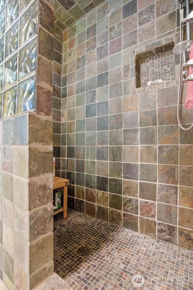 9042 Gleneagle Dr, Blaine, WA 98230 - bathroom featuring a tile shower