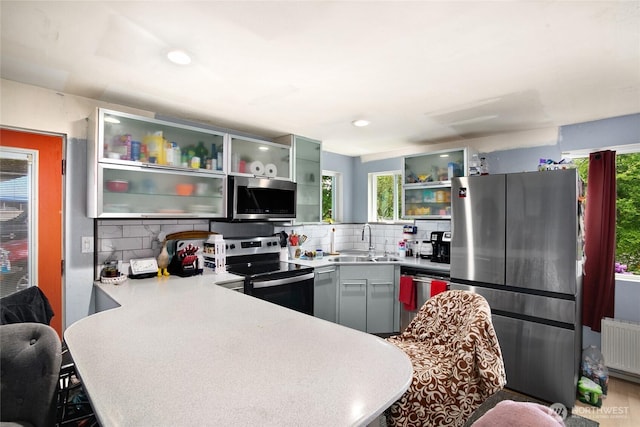 7431 S 132nd St, Seattle, WA 98178 - kitchen featuring stainless steel appliances, a sink, plenty of natural light, a peninsula, and recessed lighting
