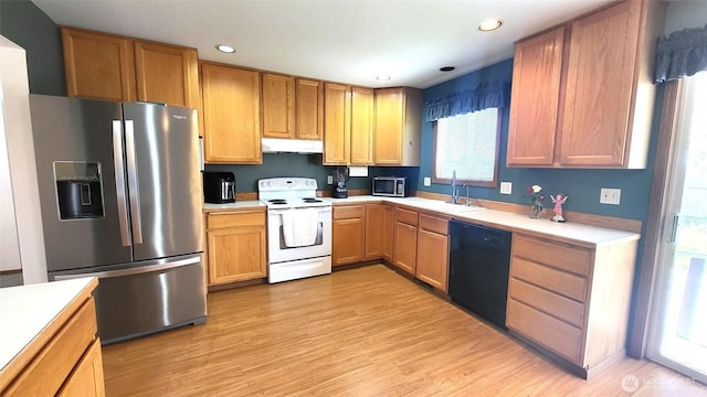 390 4th Ave SE, Ephrata, WA 98823 - kitchen featuring stainless steel appliances, under cabinet range hood, light countertops, a sink, and light wood-type flooring