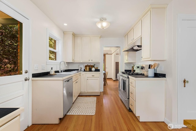 1214 NE 98th St, Seattle, WA 98115 - kitchen featuring stainless steel appliances, a sink, under cabinet range hood, light wood-style flooring, and recessed lighting
