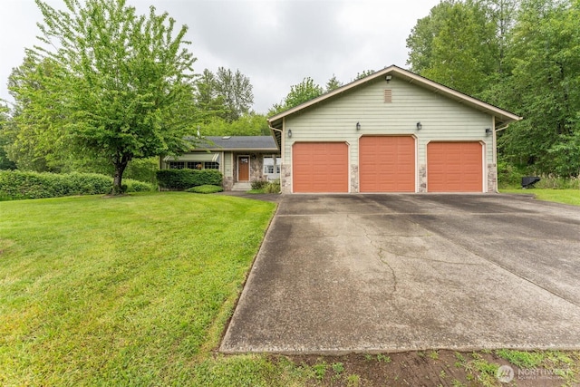 3220 N Pacific Ave, Kelso, WA 98626 - ranch-style house with a front yard and a garage