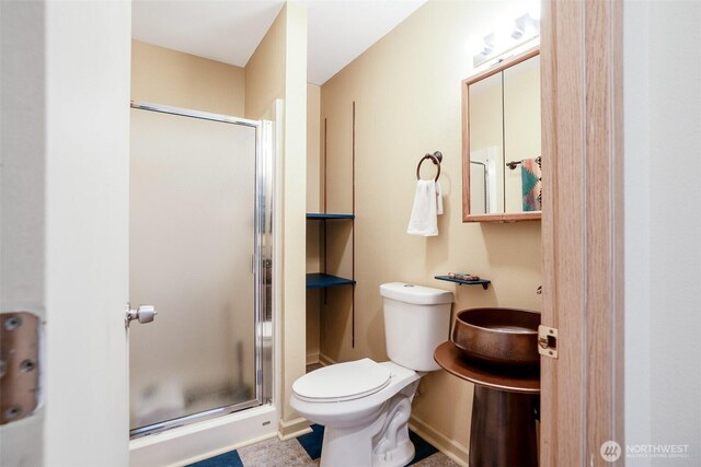 927 Pheasant Run, Westport, WA 98595 - bathroom with a shower stall, toilet, and baseboards