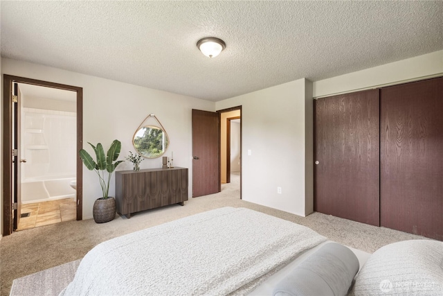 29630 24th Ave S, Federal Way, WA 98003 - bedroom with light carpet, a closet, ensuite bath, and a textured ceiling