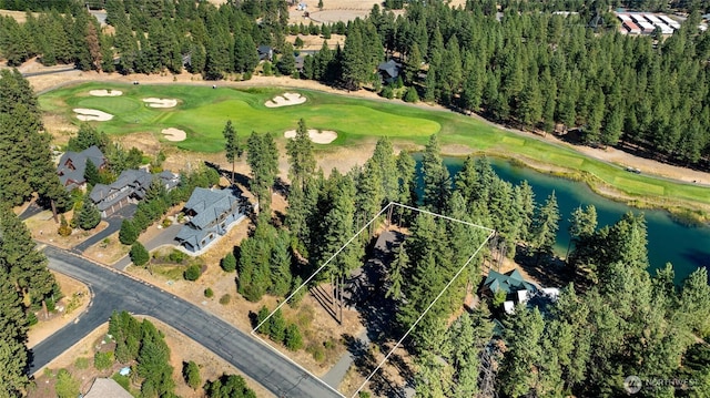 950 Coal Mine Way, Cle Elum, WA 98922 - aerial overview of property's location with a large body of water, a golf course, and property boundaries highlighted