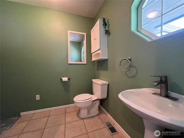 1516 4th St, Wenatchee, WA 98801 - bathroom featuring a sink, toilet, baseboards, tile patterned flooring, and a textured ceiling