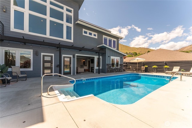 1425 Appleridge St, Wenatchee, WA 98801 - view of swimming pool featuring a patio and a mountain view