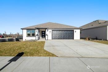 4214 W Sandy Ct, Moses Lake, WA 98837 - view of front of property featuring a garage, concrete driveway, and a front yard