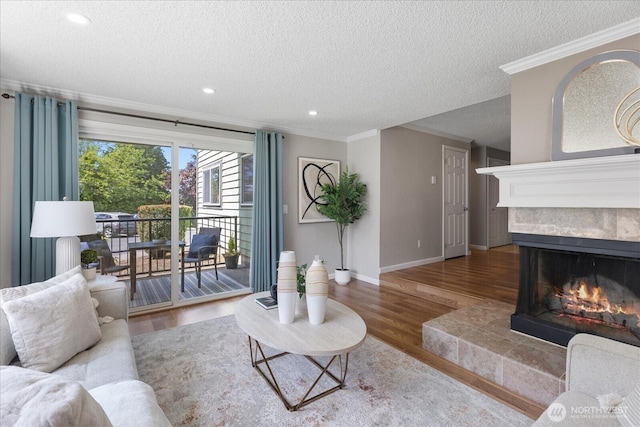 13009 E Gibson Rd Unit Q130, Everett, WA 98204 - living area with a textured ceiling, wood finished floors, ornamental molding, a fireplace, and baseboards