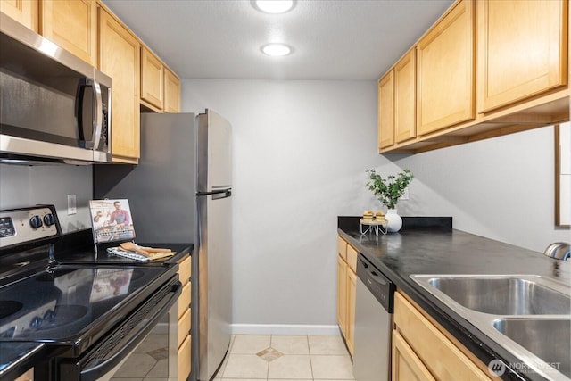 13009 E Gibson Rd Unit Q130, Everett, WA 98204 - kitchen featuring stainless steel appliances, light brown cabinetry, a sink, and a textured ceiling