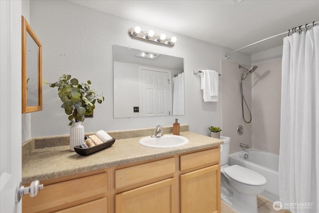 13009 E Gibson Rd Unit Q130, Everett, WA 98204 - full bathroom featuring vanity, shower / tub combo, toilet, and tile patterned flooring