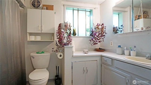 5008 N Visscher St, Tacoma, WA 98407 - full bathroom featuring vanity, toilet, and curtained shower