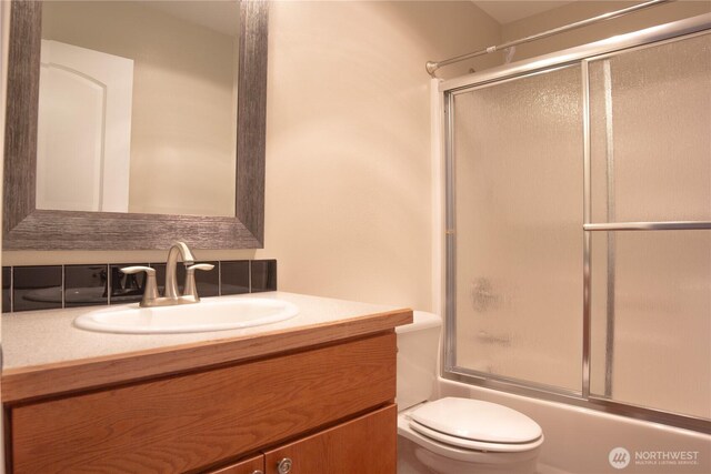 6 Laguna Pl W, Omak, WA 98841 - full bath featuring vanity, toilet, and enclosed tub / shower combo