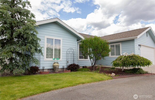 6 Laguna Pl W, Omak, WA 98841 - ranch-style house with a front lawn and a garage