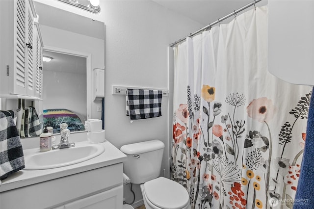 3016 97th Pl SE, Everett, WA 98208 - bathroom featuring vanity, toilet, and a shower with curtain