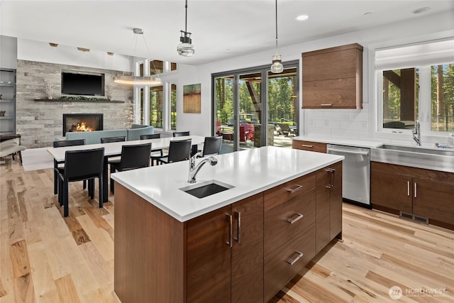 501 Maple Leaf Loop, Cle Elum, WA 98922 - kitchen with stainless steel dishwasher, a sink, light countertops, a center island with sink, and recessed lighting