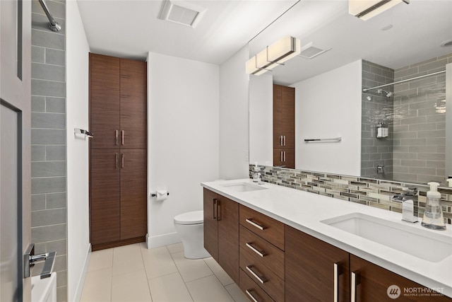 501 Maple Leaf Loop, Cle Elum, WA 98922 - full bath featuring double vanity, toilet, tile patterned flooring, a shower, and backsplash
