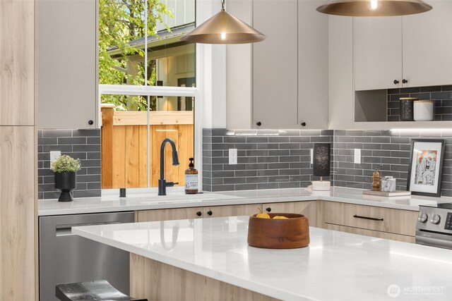 12837 NE 91st St, Kirkland, WA 98033 - kitchen with appliances with stainless steel finishes, modern cabinets, and tasteful backsplash