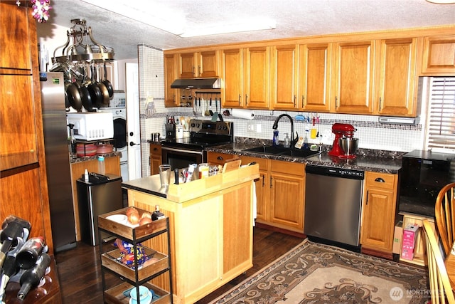 17340 Sargent Rd SW Unit 54, Rochester, WA 98579 - kitchen featuring stainless steel appliances, a sink, under cabinet range hood, backsplash, and dark countertops