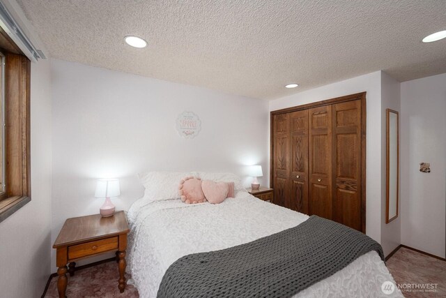710 S Mckinney Rd, Othello, WA 99344 - carpeted bedroom with recessed lighting, a closet, a textured ceiling, and baseboards