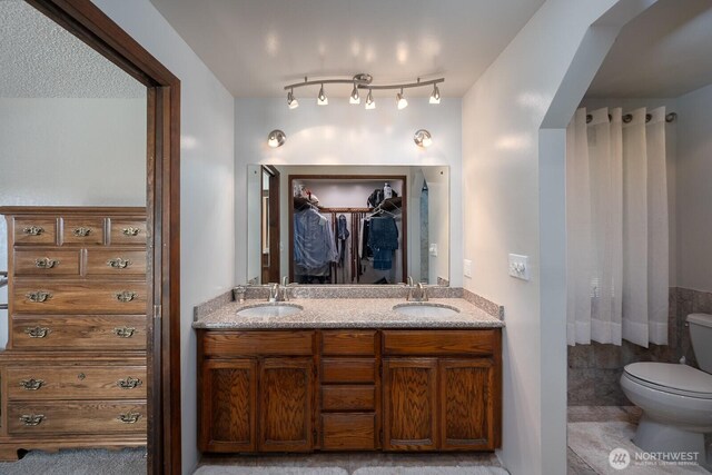710 S Mckinney Rd, Othello, WA 99344 - full bathroom featuring toilet, double vanity, and a spacious closet