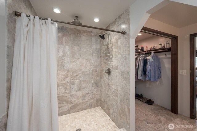 710 S Mckinney Rd, Othello, WA 99344 - full bath featuring tiled shower, a spacious closet, and recessed lighting
