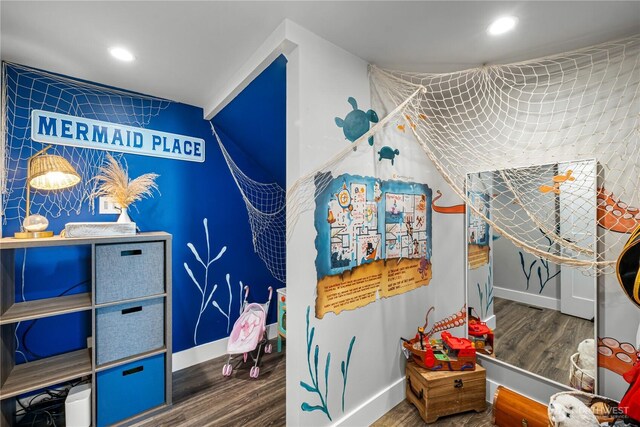 1401 S Cohasset Crst, Westport, WA 98595 - playroom featuring wood finished floors, baseboards, and recessed lighting