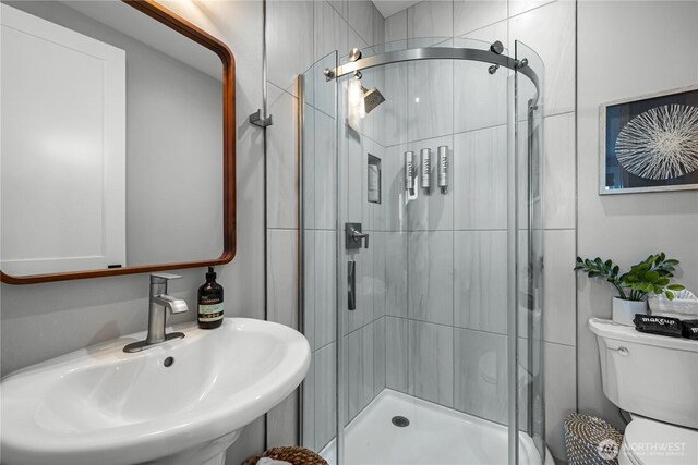 1401 S Cohasset Crst, Westport, WA 98595 - bathroom with a sink, toilet, and a stall shower