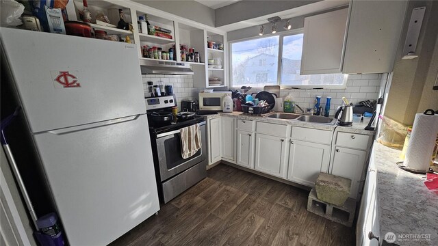 947 19th Ave, Longview, WA 98632 - kitchen featuring white appliances, under cabinet range hood, dark wood-style floors, tasteful backsplash, and a sink
