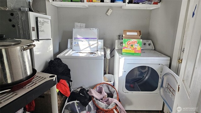 947 19th Ave, Longview, WA 98632 - laundry area featuring washer and dryer