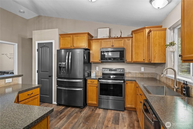1091 Big Horn Way, Cle Elum, WA 98922 - kitchen featuring electric range, refrigerator with ice dispenser, lofted ceiling, a sink, and dishwasher