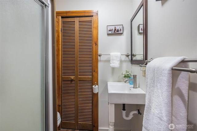 451 Aspen Springs Rd, Cle Elum, WA 98922 - bathroom featuring toilet, a sink, an enclosed shower, and a closet
