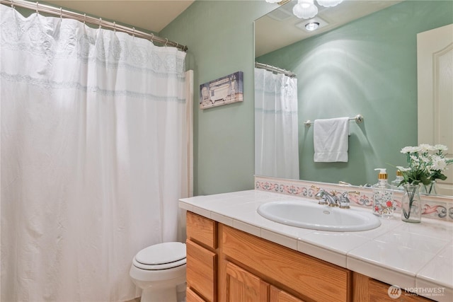 1426 Pries Ct, Kelso, WA 98626 - full bathroom featuring toilet, vanity, and curtained shower