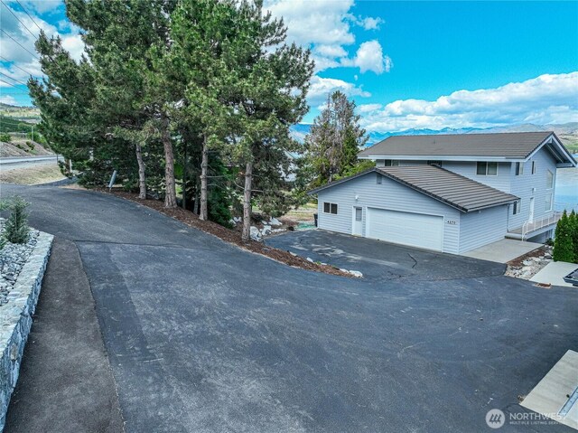 4270 US Highway 97a, Chelan, WA 98816 - view of asphalt driveway