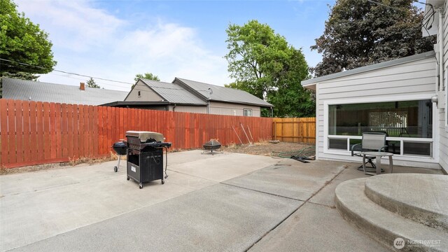 427 E Dayton Ave, Dayton, WA 99328 - fenced backyard with a patio area and grilling area