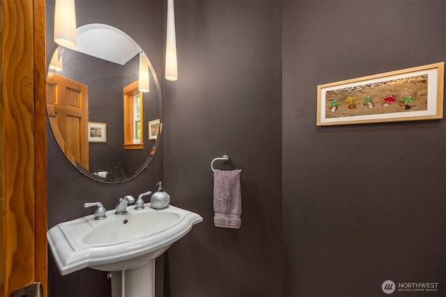 6570 Cedar Glade Ln, Bainbridge Island, WA 98110 - bathroom featuring a sink
