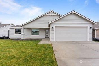 4215 W Sandy Ct, Moses Lake, WA 98837 - ranch-style house featuring a garage, driveway, and a front yard