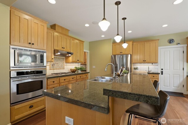 27 148th Pl SW, Lynnwood, WA 98087 - kitchen with stainless steel appliances, a sink, backsplash, dark countertops, and recessed lighting