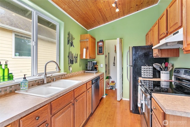 7005 Helweg Ln, Blaine, WA 98230 - kitchen featuring stainless steel appliances, under cabinet range hood, a sink, light wood finished floors, and crown molding