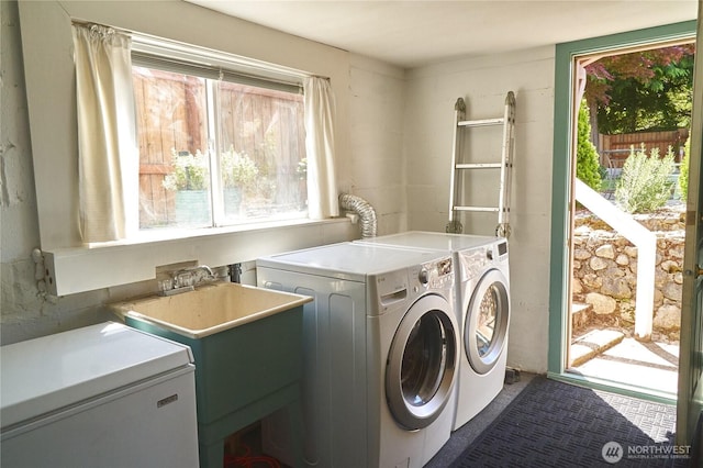 11433 12th Ave SW, Burien, WA 98146 - laundry room featuring plenty of natural light and washing machine and clothes dryer
