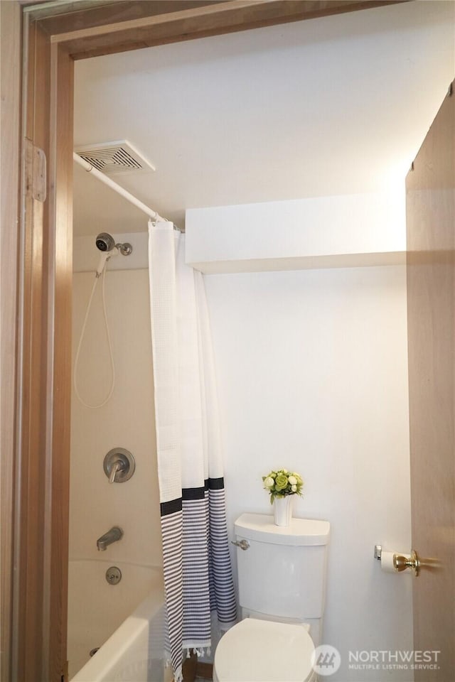 11433 12th Ave SW, Burien, WA 98146 - bathroom with toilet and shower / tub combo