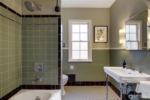 1635 46th Ave SW, Seattle, WA 98116 - full bath with toilet and tub / shower combination