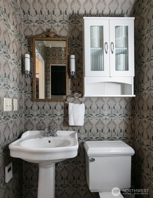 1701 W Yakima Ave, Yakima, WA 98902 - bathroom featuring toilet and wallpapered walls